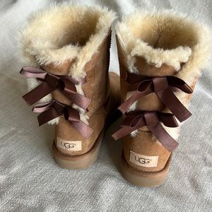 UGG Bailey Bow II in Chestnut Brown
